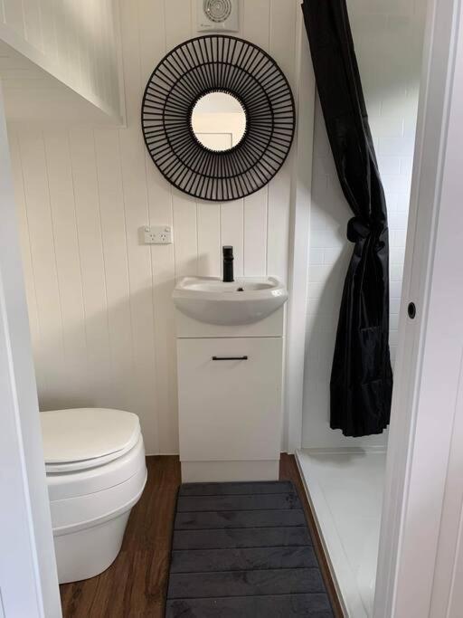 Gorgeous 2 Bedroom Tiny House Noosa Hinterland *